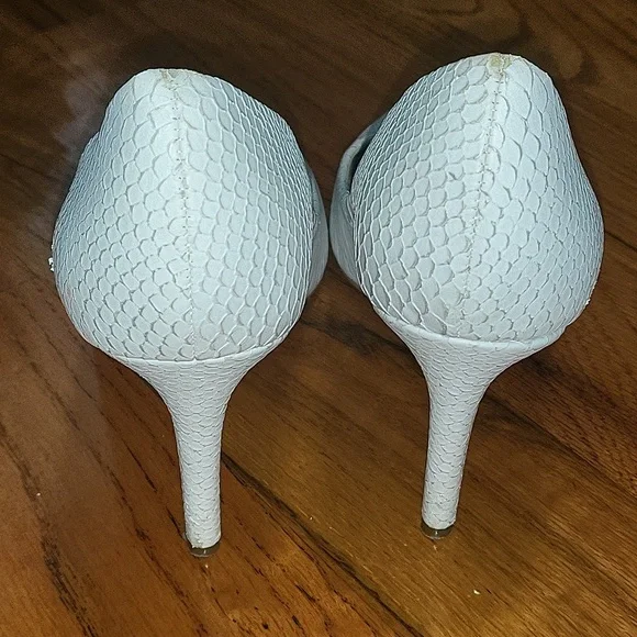 Jessica Simpson White Pumps - Picture 2 of 3